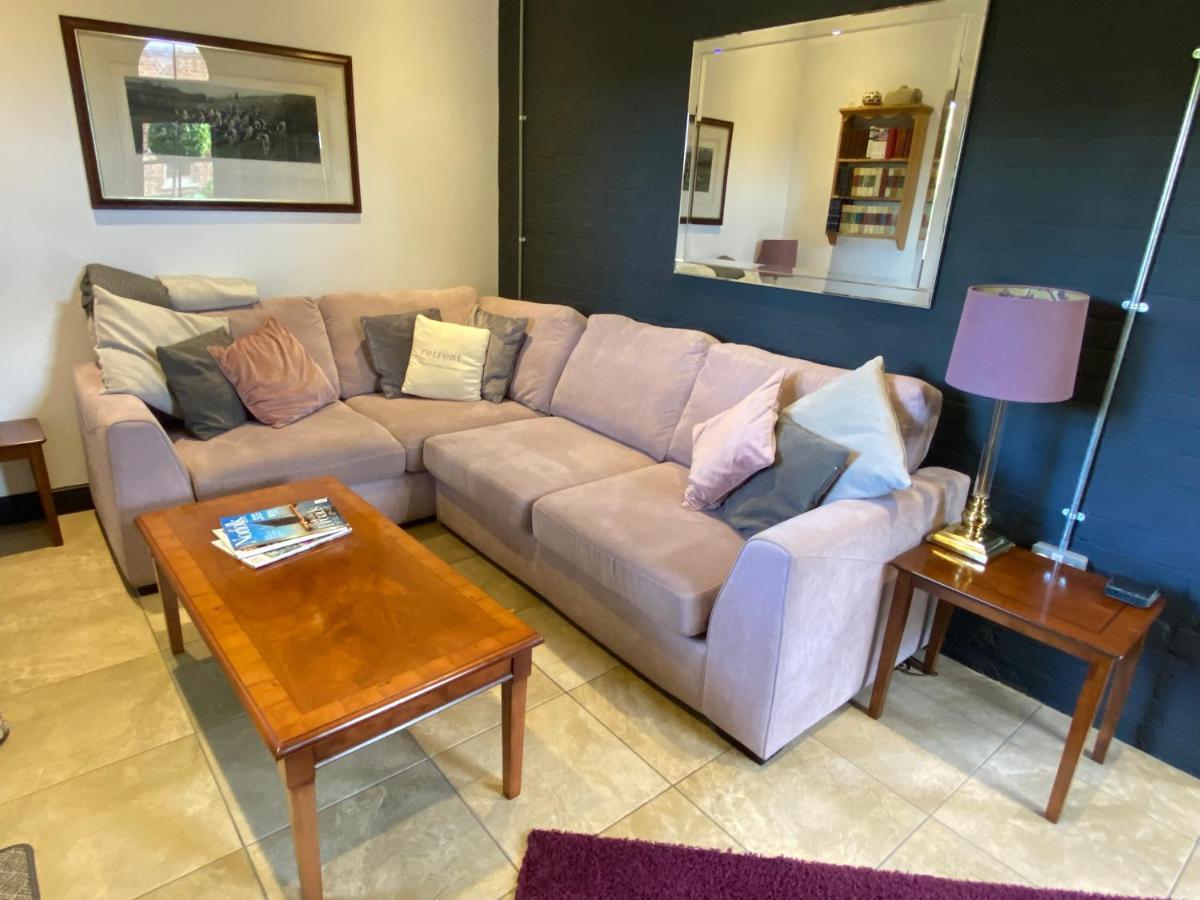 Betsey Trotwood. Historic Stylish 2-Bed Cottage. Blundeston Eksteriør bilde