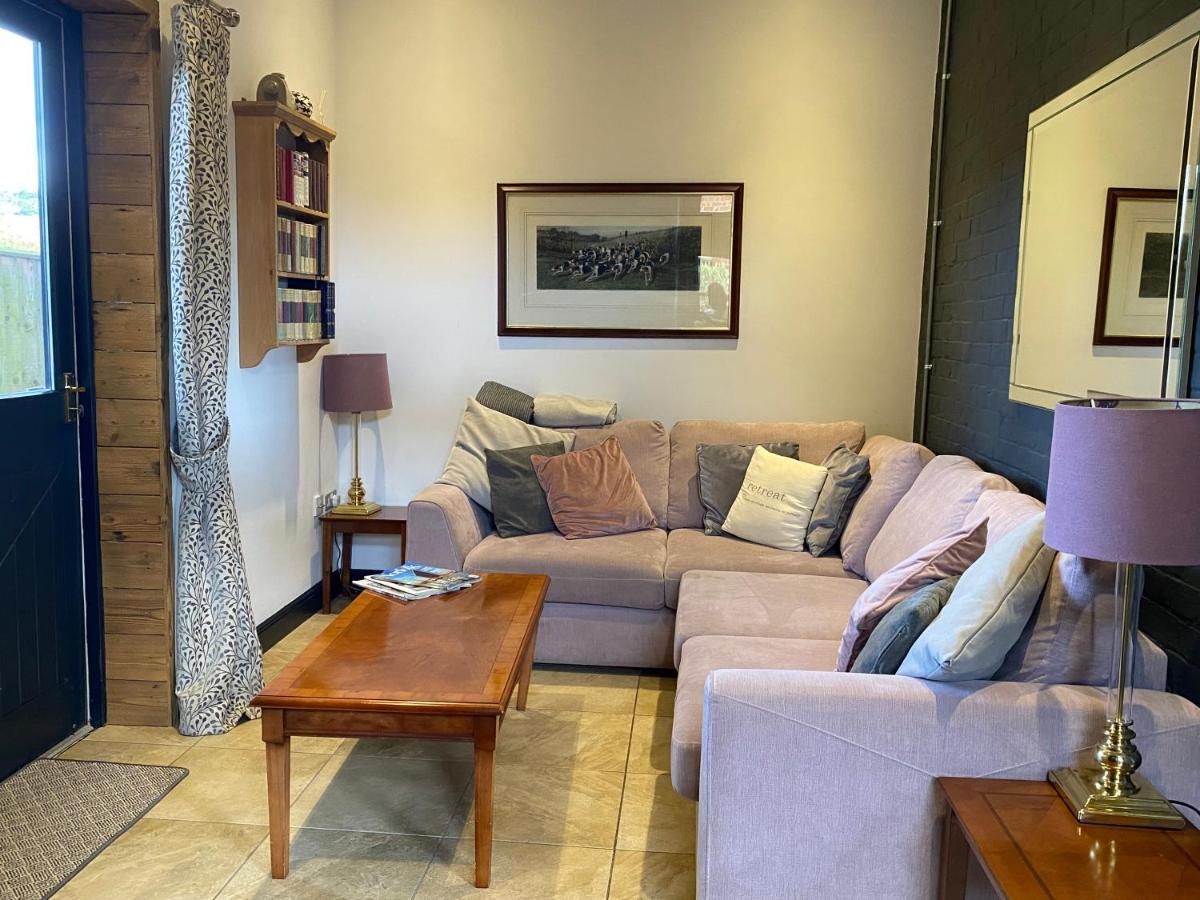 Betsey Trotwood. Historic Stylish 2-Bed Cottage. Blundeston Eksteriør bilde