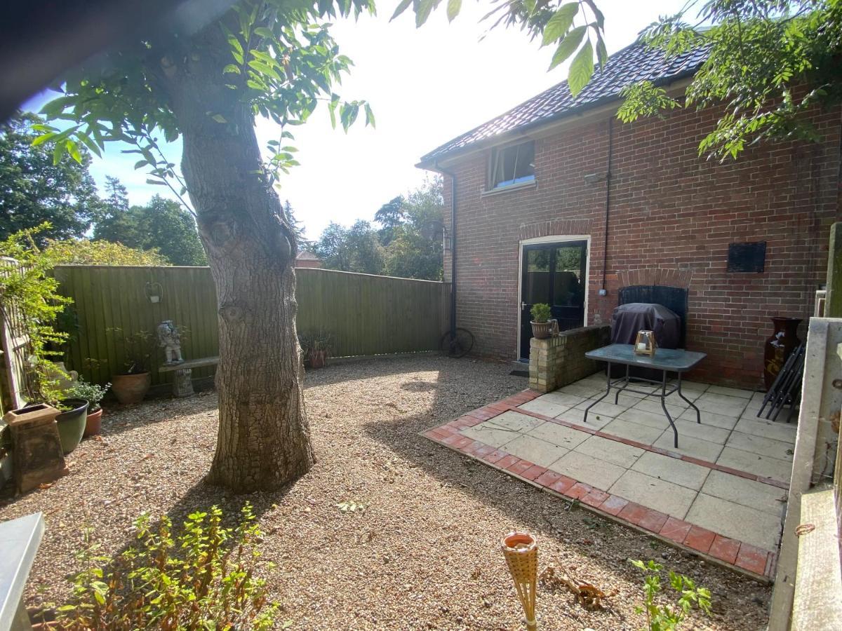Betsey Trotwood. Historic Stylish 2-Bed Cottage. Blundeston Eksteriør bilde