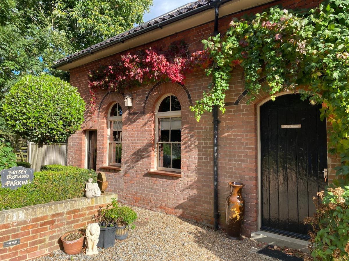 Betsey Trotwood. Historic Stylish 2-Bed Cottage. Blundeston Eksteriør bilde